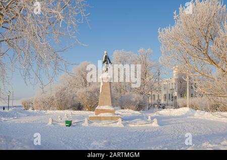 Gennaio 2020 - Arkhangelsk. Gelo severo e alberi nevosi. Monumento a Pietro il Grande. Russia, Arkhangelsk Foto Stock