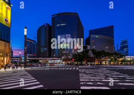 Vista al tramonto di Sukiyabashi attraversando a Ginza, il piu' famoso quartiere dello shopping, dei ristoranti e dei divertimenti di Tokyo. Tokyo, Giappone, Agosto 2019 Foto Stock