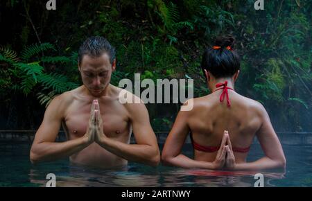 Posa Di Preghiera Inversa, Posizione Di Namaste Yoga, Pashchima Namaskarasana O Viparita Namaskarasana O Pinguino Pose Foto Stock