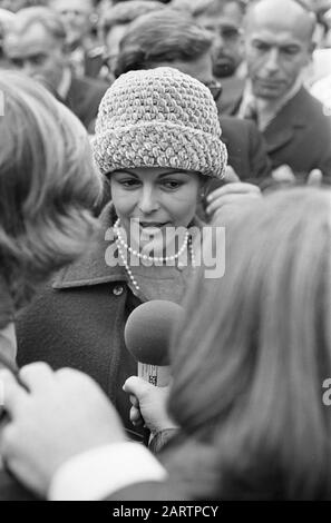 Visita Di Stato Svedese Kon. Coppia in Olanda; visita a Lelystad. Queen Silvia durante la conferenza stampa sul centro commerciale Square Data: 26 ottobre 1976 luogo: Lelystad Parole Chiave: Coppie reali, conferenze stampa, visite di Stato, centri commerciali Nome personale: Sylvia, Regina di Svezia Foto Stock