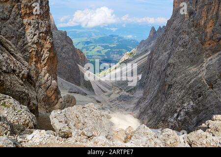 Sassolungo - Saslonch (Langkofelrunde) GAP nelle montagne delle Dolomiti, Italia, con strati di scree, come visto da un tour escursionistico circolare, in estate Foto Stock
