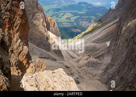 Strati di scree visti dal Sassolungo - Saslonch (Langkofelrunde) gap nelle Dolomiti, Italia. Foto Stock