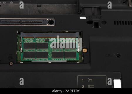 Primo piano del modulo di memoria del laptop sullo slot della scheda madre. Nella parte inferiore del notebook, il notebook è stato prodotto nel 2003. Foto Stock