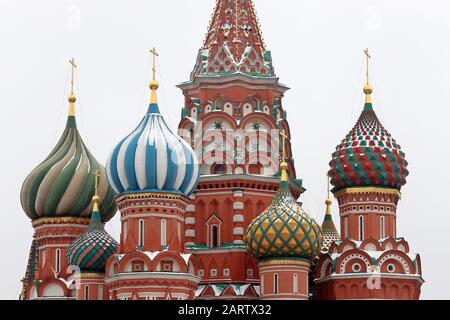 Cattedrale di San Basilio contro il cielo invernale, primo piano di cupole coperte di neve. Pietra miliare dell'architettura russa, situata sulla Piazza Rossa a Mosca Foto Stock
