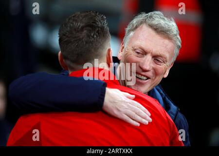 Il portiere di Liverpool Adrian (a sinistra) e il manager del West Ham United David Moyes si abbracciano davanti alla partita della Premier League allo stadio di Londra. Foto Stock