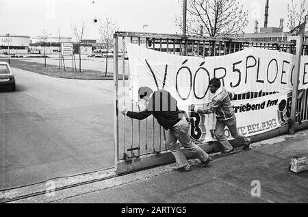 Strike at Mobil Oil ad Amsterdam per l'impostazione di 5 turni; il cancello chiuso con banner Data: 6 maggio 1980 Località: Amsterdam, Noord-Holland Parole Chiave: Scioperi, banner Nome istituto: Mobil Oil Foto Stock