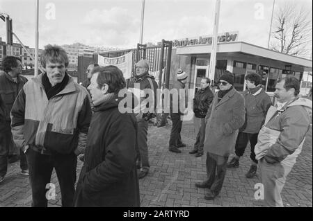 Sciopero a Van de Bergh en Jurgens (Margarinefabriek) Rotterdam contro i licenziamenti forzati; attaccanti di fronte al cancello Data: 11 gennaio 1988 Località: Rotterdam, Zuid-Holland Parole Chiave: Scioperi Nome dell'istituzione: Van den Bergh e Jurgens Foto Stock