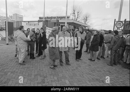 Sciopero a Van de Bergh en Jurgens (Margarinefabriek) Rotterdam contro i licenziamenti forzati; attaccanti di fronte al cancello Data: 11 gennaio 1988 Località: Rotterdam, Zuid-Holland Parole Chiave: Scioperi Nome dell'istituzione: Van den Bergh e Jurgens Foto Stock