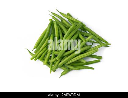 mucchio di fagioli verdi appena lavati isolati su uno sfondo bianco Foto Stock