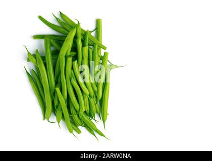 mucchio di fagiolini freschi raccolti spazio copia a destra isolato su uno sfondo bianco Foto Stock