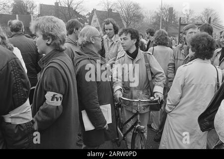 Sciopero personale di radiodiffusione contro il rifiuto emittente CAO; inviare gli striker al sito NIS discutere con i lavoratori di lavoro data: 17 aprile 1985 Parole Chiave: Scioperi, personale di radiodiffusione, gli striker Foto Stock