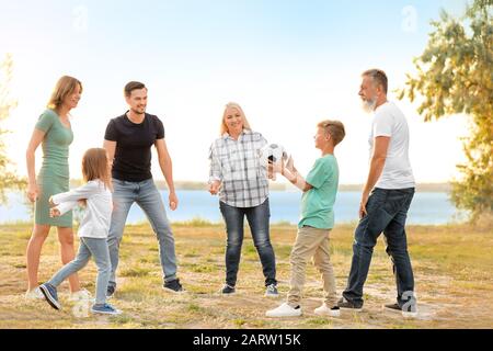 Grande gioco di famiglia palla nel parco Foto Stock