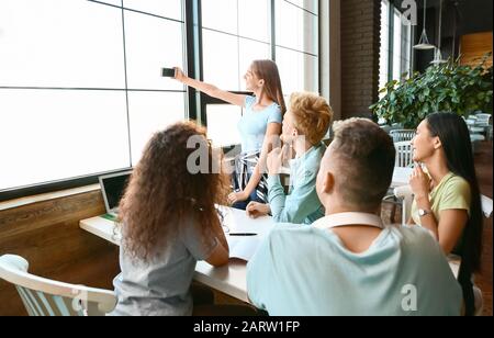 Gruppo di studenti che prendono selfie in università Foto Stock