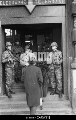 Scioperi a Bruxelles, paracadutisti guardia ingresso principale ufficio postale Data: 27 dicembre 1960 luogo: Bruxelles Parole Chiave: PARACHUSTISTS, STRKINKS, ingressi principali Foto Stock