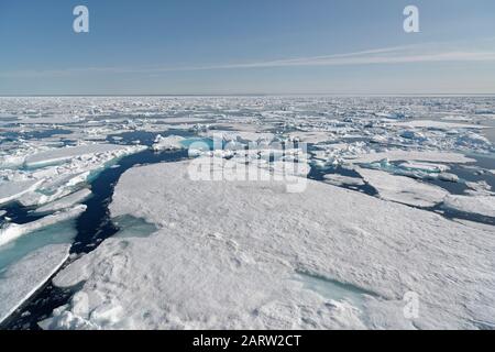 Pezzi rotti di ghiaccio del mare artico a nord di Svalbard, Norvegia Foto Stock