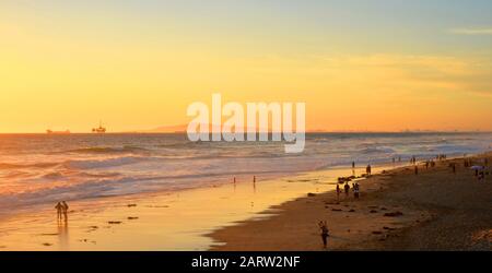 Panorama Sunset a Huntington Beach, California con barche e Turisti Foto Stock