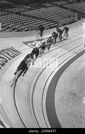 Inizia la formazione Sei giorni in RAI. I primi turni di formazione Data: 5 Dicembre 1967 Località: Amsterdam, Noord-Holland Parole Chiave: Sport, ciclismo Nome istituzione: Sei giorni Foto Stock