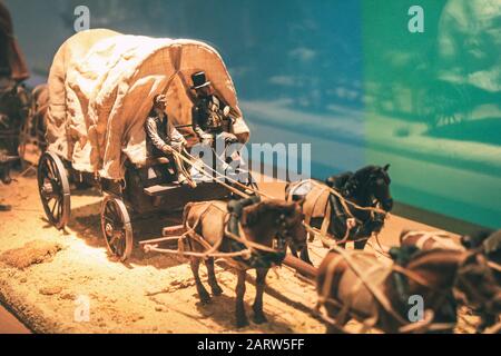 Convoglio in miniatura con carretti a cavallo e figure di persone. I primi europei scoprono l'America. Rumori e granaglie grandi - stilizzazione sotto il film. Così Foto Stock