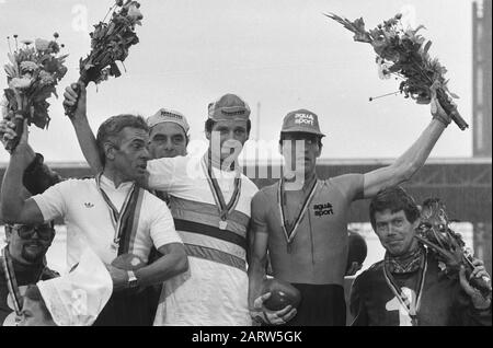 World Cycling Championships 1979 allo Stadio Olimpico di Amsterdam, stayering per i professionisti Stayeren per i professionisti; durante la cerimonia di Wilfried Peffgen (2nd), Half Visible Noppie Koch, Martin Venix (1e), Cees Stam (3rd) e pacemaker Bruno Walraven Data: 2 Settembre 1979 posizione: Amsterdam, Noord-Holland Parole Chiave: Tributi, sport, ciclismo Nome personale: Koch, Noppie, Peffgen, Wilfried, Stam, Cees, Venix, Martin, Walraven, Bruno Foto Stock
