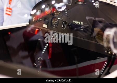 Cabina di pilotaggio di un piccolo aereo elettrico ok-wau 08, Praga, Cechia, novembre 2019 Foto Stock