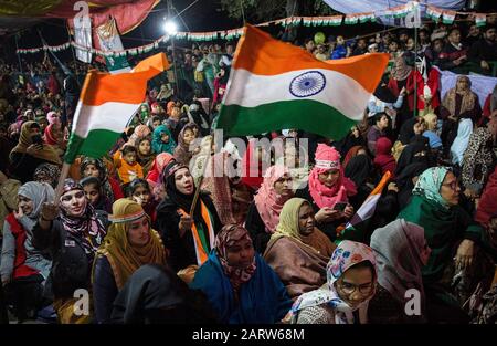 New Delhi, India. 29th Gen 2020. Le donne indiane partecipano a una protesta contro la controversa nuova legge indiana sulla cittadinanza a Nuova Delhi, India, il 29 gennaio 2020. La protesta fa parte delle grandi proteste in corso in questo ambito da oltre un mese contro la nuova legge sulla cittadinanza approvata dal governo guidato dal partito nazionalista indù Bharatiya Janata Party (BJP). Credit: Javed Dar/Xinhua/Alamy Live News Foto Stock