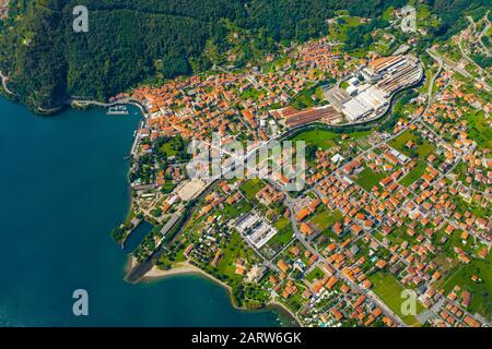 Veduta aerea del lago di Como, Dongo, Italia. La costa è bagnata da acque turchesi blu Foto Stock