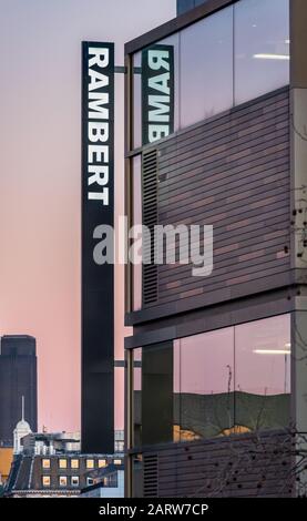 Ballet Rambert Building sulla Southbank di Londra. Inaugurato nel 2014 architetti Allees e Morrison l'edificio HQ contiene studi di danza, workshop e uffici. Foto Stock