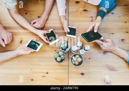 Raggruppa gli amici utilizzando gli smartphone mobili outdoor - giovani che lavorano al marketing digitale - stile di vita della generazione millenaria dei giovani e social media Foto Stock