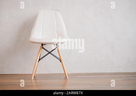 Sedia bianca in cemento grigio per copiare spazio. Concetto di minimalismo Foto Stock