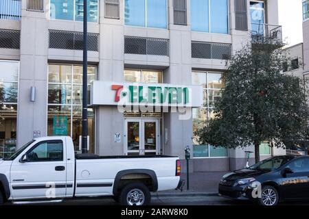 Charlotte, NC, USA-26 JAN 2020: Un negozio 7-Eleven in una posizione urbana nel centro di Charlotte. Foto Stock