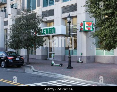 Charlotte, NC, USA-26 JAN 2020: Un negozio 7-Eleven in una posizione urbana nel centro di Charlotte. Foto Stock