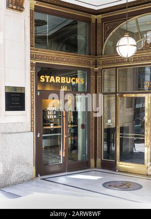 Charlotte, North Carolina, USA-26 JAN 2020: Una Starbucks Coffee House su Tryon St. Nell'edificio Johnston in Uptown Charlotte. Foto Stock