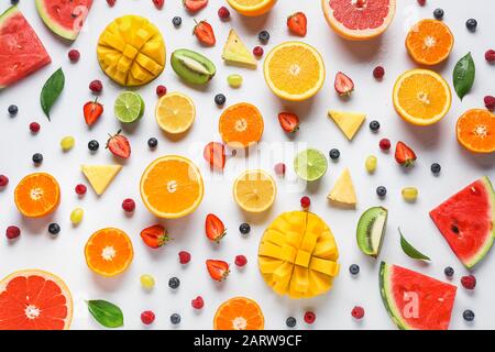 Frutti dolci maturi e frutti di bosco su sfondo bianco Foto Stock