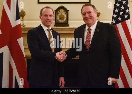 Il Segretario di Stato degli Stati Uniti, Dominic Raab, incontra il Segretario di Stato americano, Mike Pompeo, alla residenza del Segretario di Stato degli Esteri a Londra il primo giorno della sua visita nel Regno Unito. Foto Stock