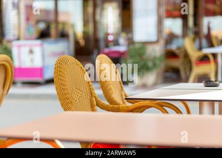 Una caffetteria estiva di strada con sedie in vimini. Foto Stock