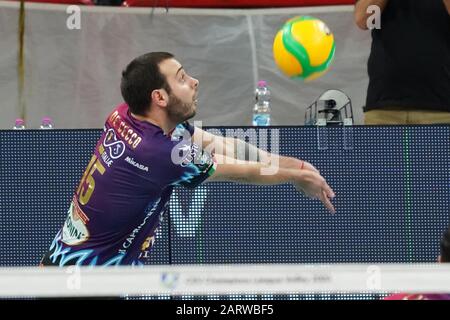 Perugia, Italia, 29 Jan 2020, giuliano de cecco (n . 15 palleggio sir safety conad perugia) in difesa di Sir Sicoma Monini Perugia vs Tours VB - Volleybal Champions League Men Championship - Credit: LPS/Loris Cerquiglini/Alamy Live News Foto Stock