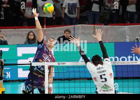 Perugia, Italia, 29 Jan 2020, aleksandar atanasijevic (n . 14 di fronte spiker sir safety conad perugia) Spike durante Sir Sicoma Monini Perugia vs Tours VB - Volleybal Champions League Men Championship - Credit: LPS/Loris Cerquiglini/Alamy Live News Foto Stock