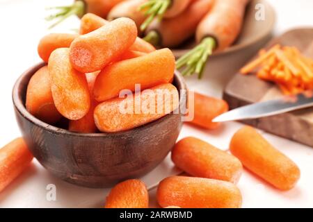 Ciotola con carote fresche sul tavolo Foto Stock