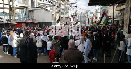 (200129) -- TRIPOLI (LIBANO), 29 gennaio 2020 (Xinhua) -- i rifugiati palestinesi partecipano a una protesta a Tripoli, nel nord del Libano, il 29 gennaio 2020. I campi profughi palestinesi in tutto il Libano hanno attuato mercoledì marce, sit-in e scioperi generali contro il annunciato piano di pace in Medio Oriente degli Stati Uniti, noto anche come "il secolo", ha riferito l'Agenzia Nazionale di Notizie. (Foto Di Khalid/Xinhua) Foto Stock