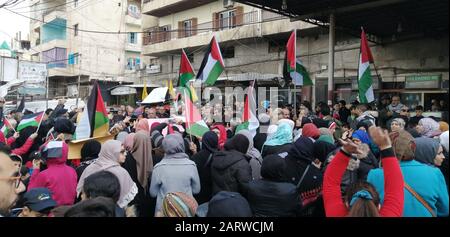 (200129) -- TRIPOLI (LIBANO), 29 gennaio 2020 (Xinhua) -- i rifugiati palestinesi partecipano a una protesta a Tripoli, nel nord del Libano, il 29 gennaio 2020. I campi profughi palestinesi in tutto il Libano hanno attuato mercoledì marce, sit-in e scioperi generali contro il annunciato piano di pace in Medio Oriente degli Stati Uniti, noto anche come "il secolo", ha riferito l'Agenzia Nazionale di Notizie. (Foto Di Khalid/Xinhua) Foto Stock