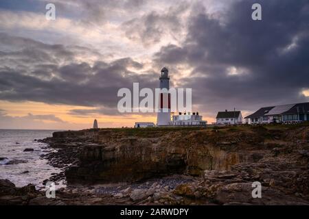 Portland Bill, Dorset 29th Gennaio 2020. UK Weather: Moody tramonto cieli sopra Portland Bill. Dopo una giornata di sole splendente, i cieli si sviluppano poudosi portando il tempo torbido e instabile prima del fine settimana. Credito: Celia Mcmahon/Alamy Live News Foto Stock