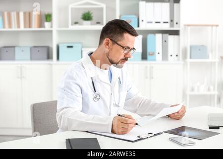 Maschio di lavoro medico in clinica Foto Stock