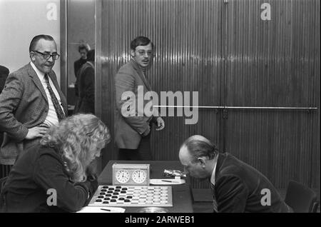 Torneo Suiker-Dam a Krasnapolsky, Sijbrands gioca a Roozenburg (a destra), di fronte al centro Andreiko; torneo Suiker-Dam a Krasnapolsky, Sijbrands gioca a Roozenburg (a destra), guardando al centro Andreiko; Foto Stock