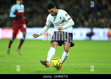 Londra, INGHILTERRA - GENNAIO 29TH Alex Oxlade-Chamberlain di Liverpool segna il suo secondo gol durante la partita della Premier League tra West Ham United e Liverpool allo stadio di Londra, Stratford il Mercoledì 29th Gennaio 2020. (Credit: Leila Coker | MI News) La Fotografia può essere utilizzata solo per scopi editoriali di giornali e/o riviste, licenza richiesta per uso commerciale Credit: Mi News & Sport /Alamy Live News Foto Stock