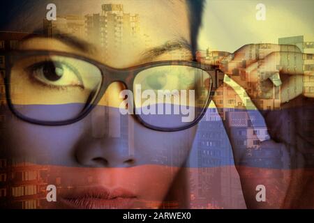 Immagine composita della vista ravvicinata di una imprenditrice tenendo i suoi occhiali Foto Stock