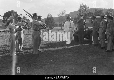 Orientamento Visita al Karo-Plateau Sumatra East Coast (SOK) 6 e 7 marzo ha il Wali Negara della Negara Sumatera Timoler, Dr. T. Mansuer in compagnia di Tengkoe Hafas e responsabile del Servizio informazioni, Il Sig. [Orang Kaya] Ramli visitò una sezione della costa orientale, vale a dire il Karo-Plateau Data: 6 Marzo 1948 Località: Indonesia, Indie Orientali Olandesi, Sumatra Foto Stock