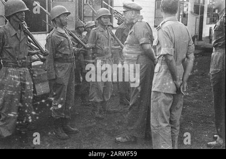 Orientamento Visita al Karo-Plateau Sumatra East Coast (SOK) 6 e 7 marzo ha il Wali Negara della Negara Sumatera Timoler, Dr. T. Mansuer in compagnia di Tengkoe Hafas e responsabile del Servizio informazioni, Il sig. [Orang Kaya] Ramli ha visitato una visita di orientamento in parte della costa orientale, vale a dire l'altopiano di Karo. Borsa di studio generale presso una guardia onoraria Data: 6 marzo 1948 Località: Indonesia, Indie Orientali Olandesi, Sumatra Foto Stock