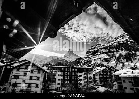 Vista sul Cervino attraverso la finestra dell'hotel a Zermatt Foto Stock