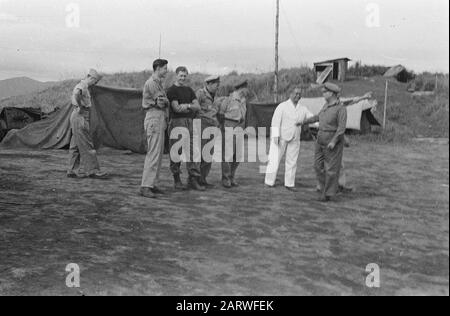 Orientamento Visita al Karo-Plateau Sumatra East Coast (SOK) 6 e 7 marzo ha il Wali Negara della Negara Sumatera Timoler, Dr. T. Mansuer in compagnia di Tengkoe Hafas e responsabile del Servizio informazioni, Il Sig. [Orang Kaya] Ramli visitò una sezione della costa orientale, vale a dire il Karo-Plateau Data: 6 Marzo 1948 Località: Indonesia, Indie Orientali Olandesi, Sumatra Foto Stock