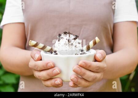 Donna con gustoso gelato in ciotola, primo piano Foto Stock